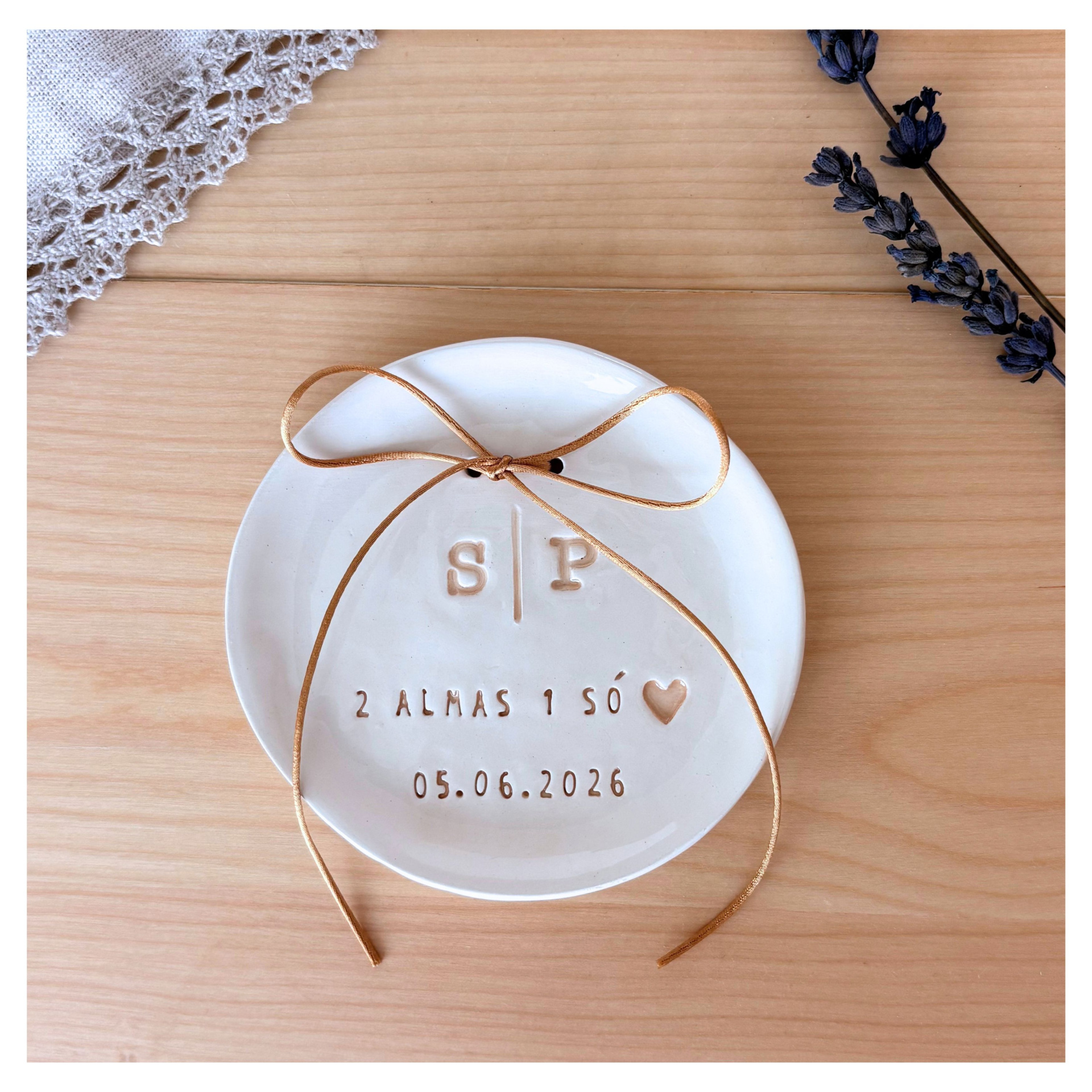 Prato de Alianças pequeno - Personalizado Prato branco redondo com inscrições em relevo e laço dourado em superfície de madeira com flores secas e tecido de renda