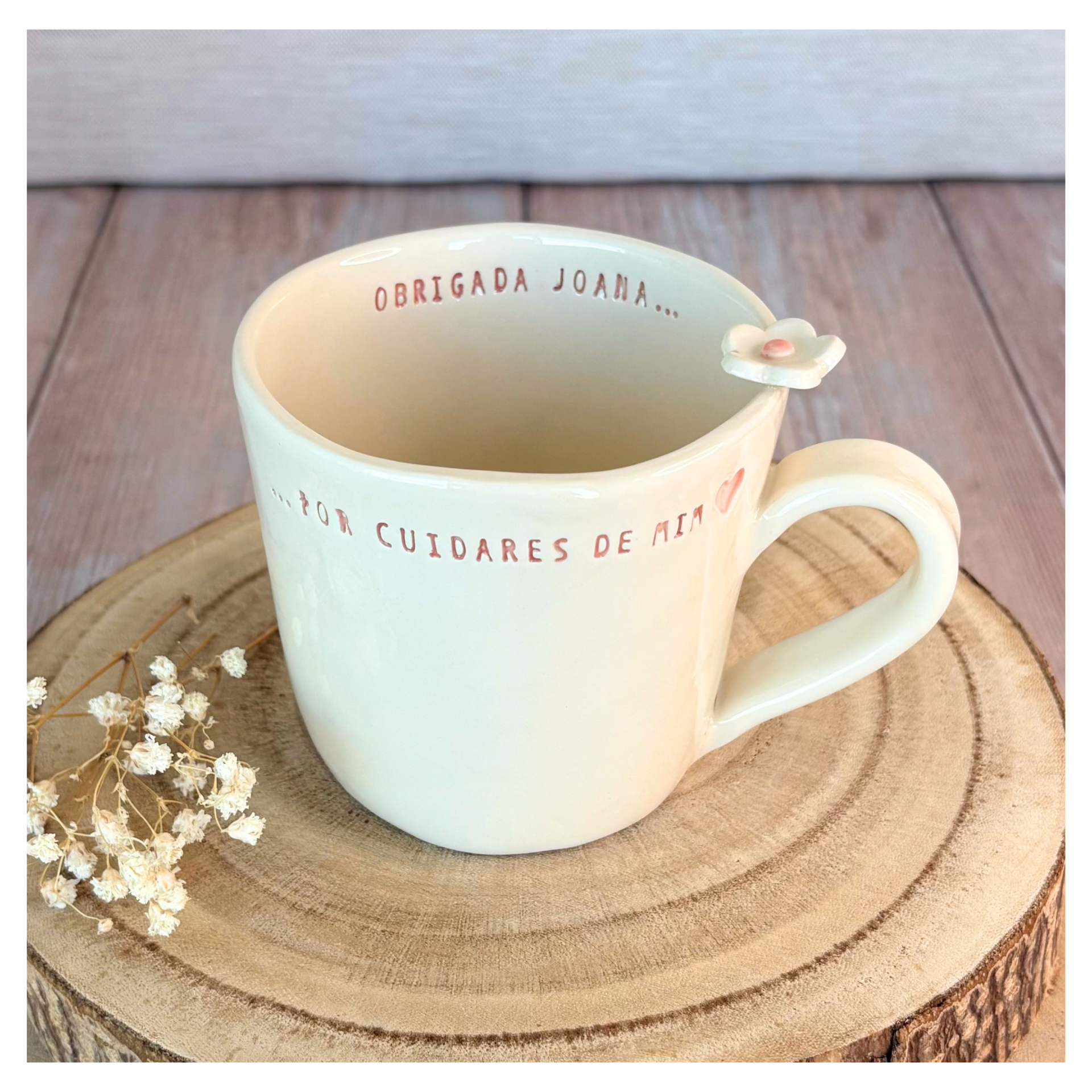 Caneca Personalizada Caneca creme com flor no cabo e texto OBRIGADA JOANA... no interior