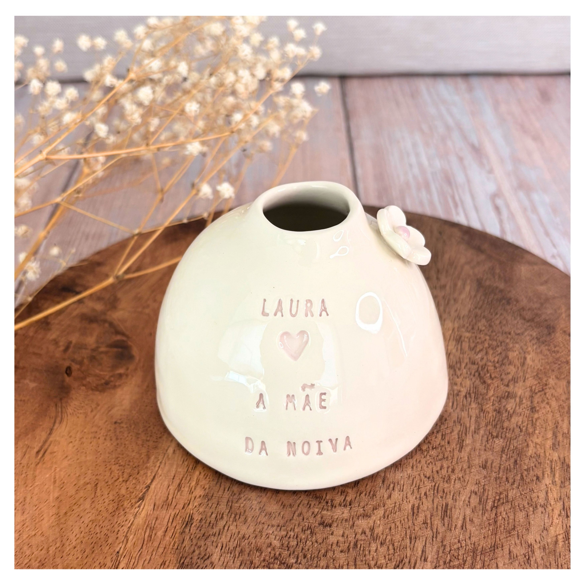 Jarrinha arredondada Personalizada Vaso de cerâmica branca com flor decorativa e texto gravado
