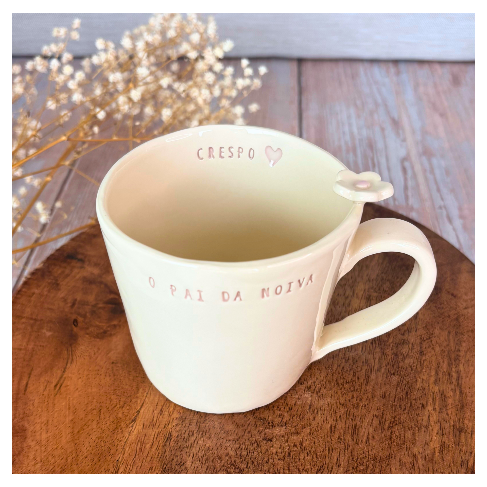 Caneca Personalizada Caneca cerâmica bege com texto gravado e decoração em forma de flor na asa