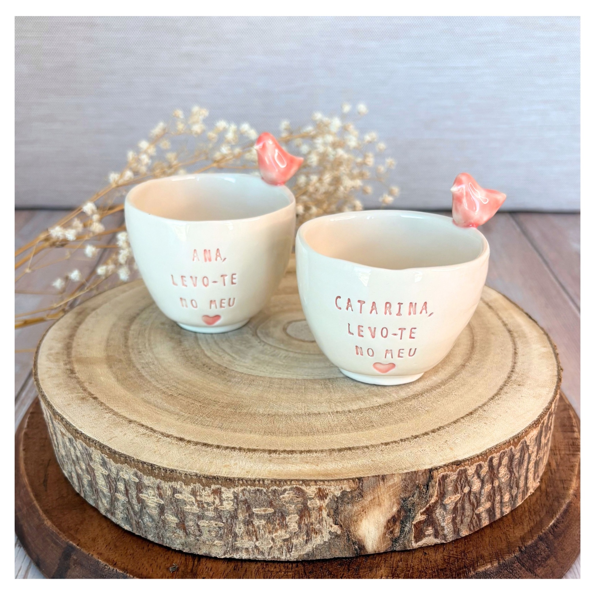 Copinho de Café Personalizado Canecas brancas com pássaros cor-de-rosa e texto em rosa, sobre placas de madeira