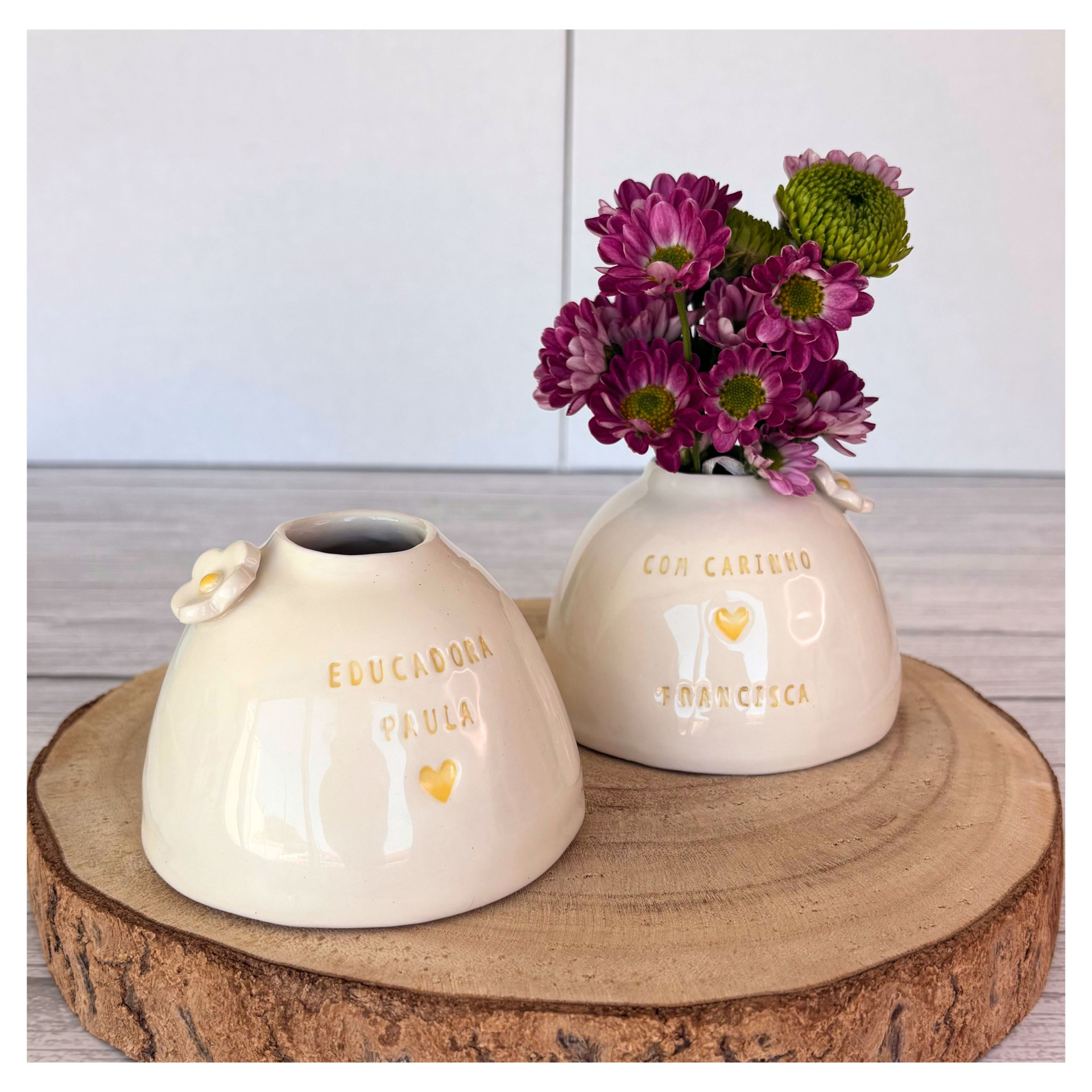Jarrinha arredondada Personalizada Duas jarras de cerâmica branca com texto e flores cor-de-rosa sobre fatia de tronco de árvore