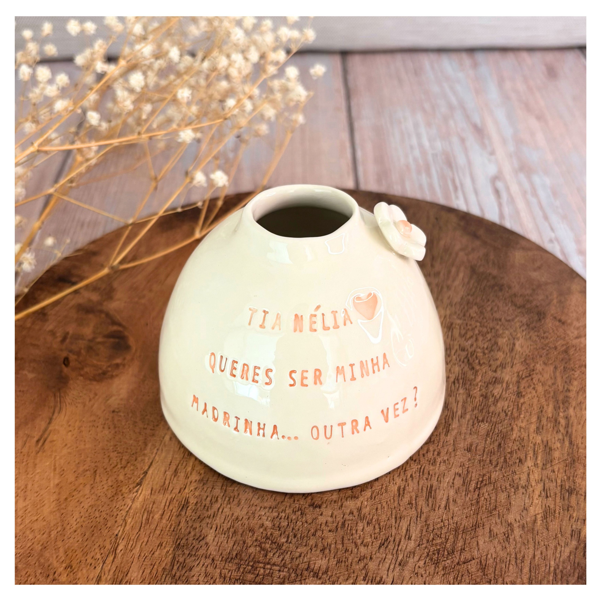 Jarrinha arredondada Personalizada Jarro cerâmico branco com texto em laranja e flores secas numa mesa de madeira