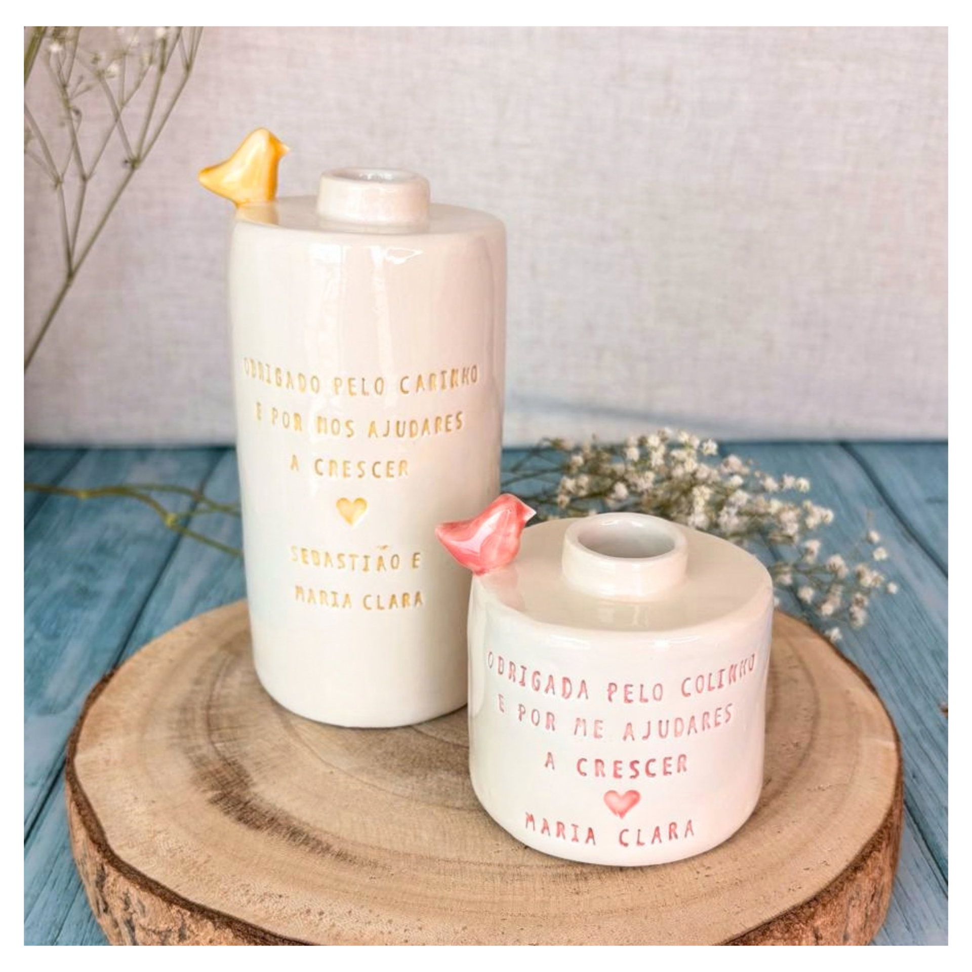 Jarra Média Personalizada Frascos de cerâmica branca decorados com pássaros coloridos e texto de agradecimento em português, sobre base de madeira com flores secas ao fundo