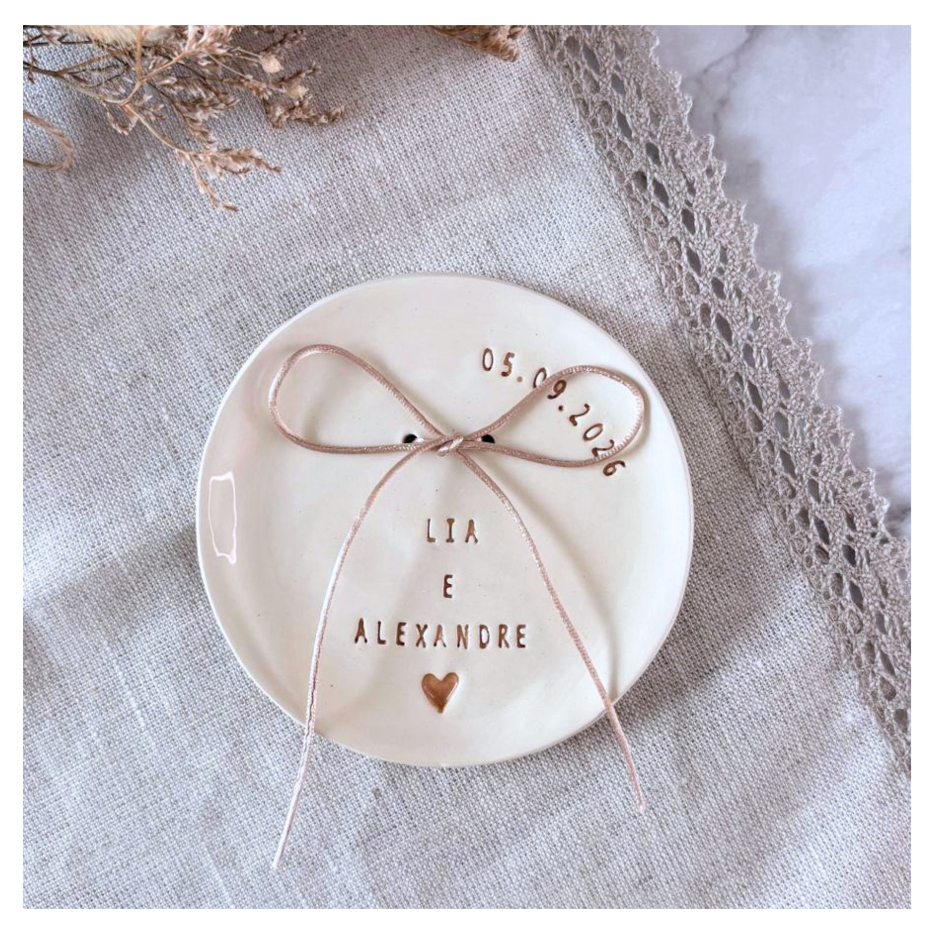 Prato de Alianças pequeno - Personalizado Prato de cerâmica branca com texto gravado e laço de fita cor de rosa