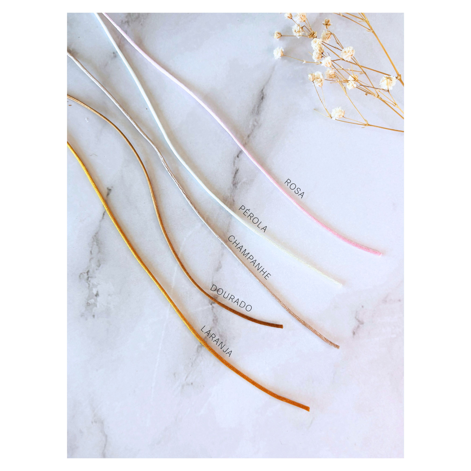 Prato de Alianças pequeno - Personalizado Cordões finos coloridos sobre fundo branco com flor seca ao lado