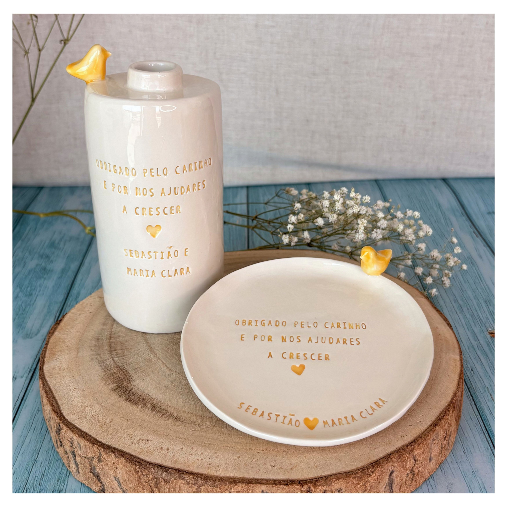 Prato Grande Personalizado Conjunto cerâmico branco com texto dourado e pequenos pássaros amarelos em base de madeira