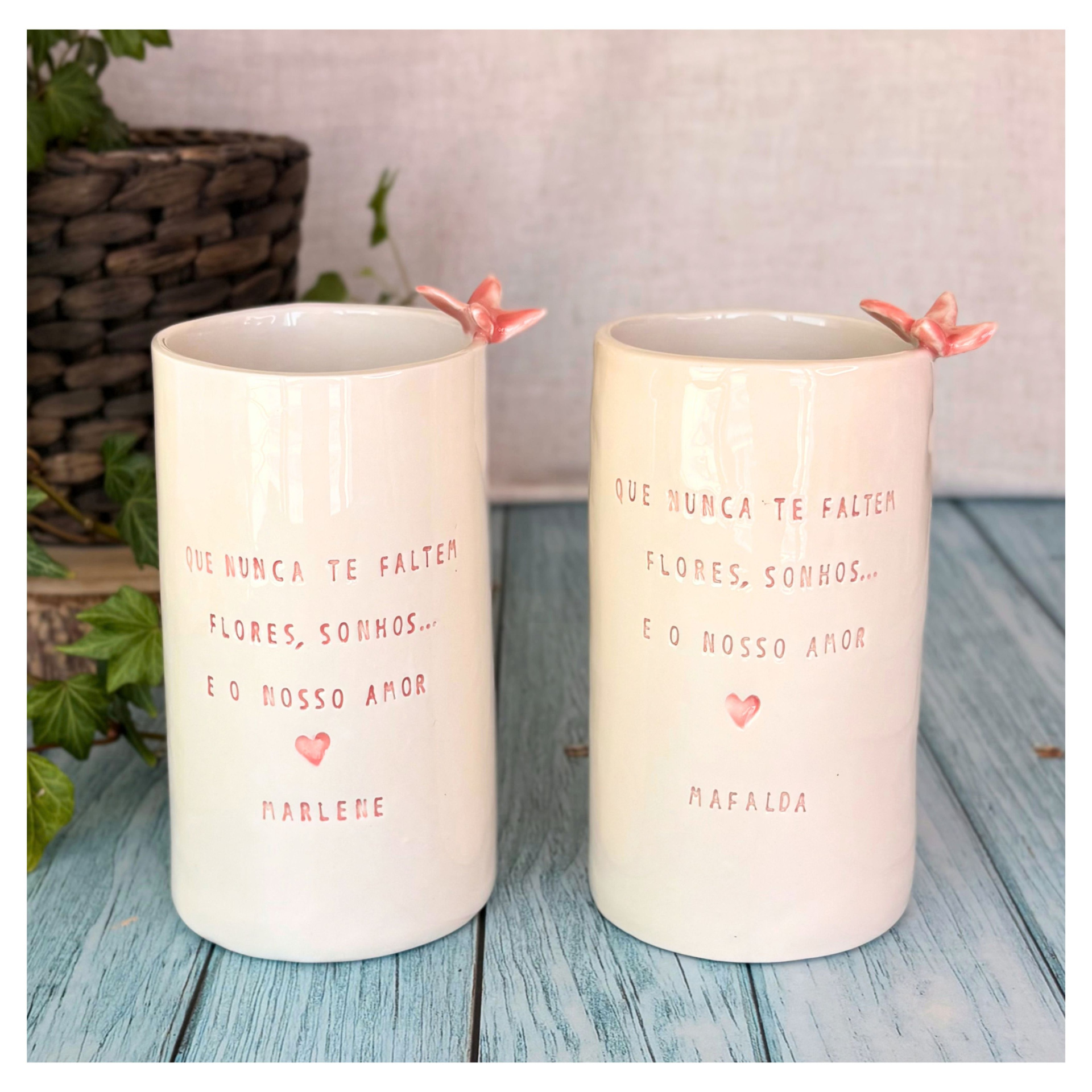 Jarra Média Personalizada Duas canecas de cerâmica cor creme com borboletas rosas na borda e texto em relevo