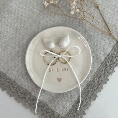 Pequeno prato cerâmico branco com anéis e pássaros, texto MR & MRS