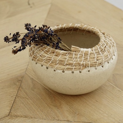 Vaso de cerâmica branca com corda e flores secas roxas