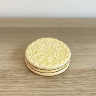 biscoito redondo creme com padrão floral gravado