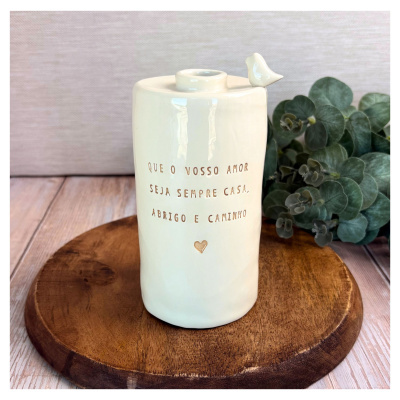 Vaso cerâmico branco com texto e pássaro decorativo no topo