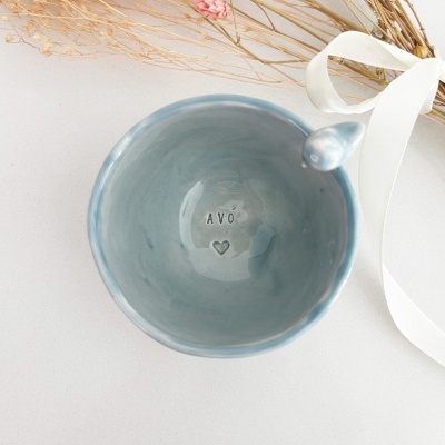 Taça azul claro de cerâmica com interior gravado 'AVÓ' e coração