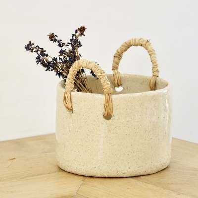 Cesto decorativo cerâmica bege com cordas naturais e ramos secos roxos