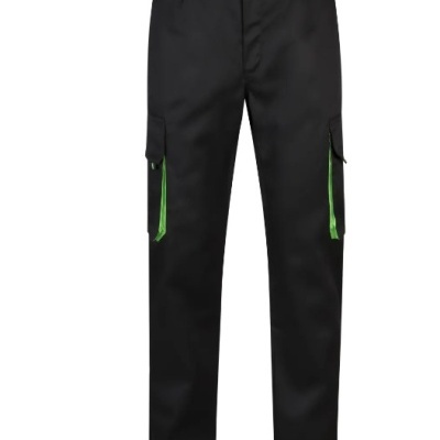 Calças pretas com bolsos laterais e detalhes verdes