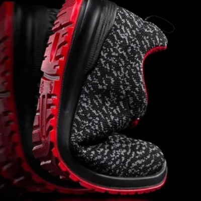 Ténis desportivos com sola vermelha e padrão cinza preto