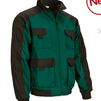 Casaco verde com detalhes pretos e vários bolsos frontais