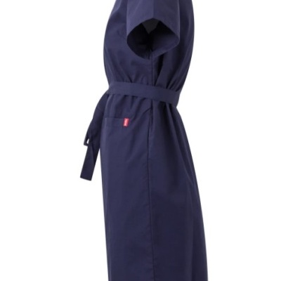 Vestido azul escuro com cinto e etiqueta vermelha