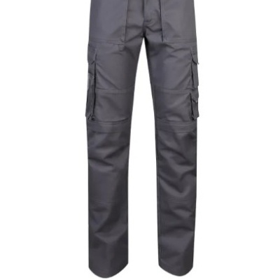 Calça cargo cinzenta com bolsos laterais e botão