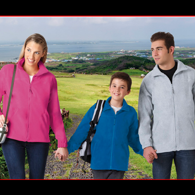 Três pessoas com casacos de fleece em cores diferentes ao ar livre