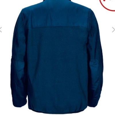 Casaco azul escuro visto de costas em fundo branco com parte de círculo vermelho e texto 'Ne'