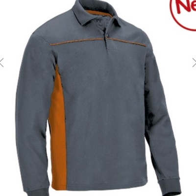 Camisa polo cinzenta com painéis laterais laranja e colarinho