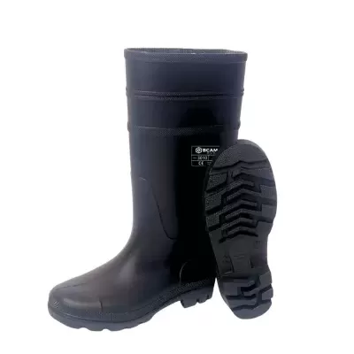 Botas de borracha pretas com sola antiderrapante e etiqueta BCAM WORK 3010 CE em fundo branco
