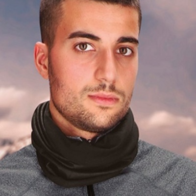 Homem com cachecol tubular preto e camisola cinza