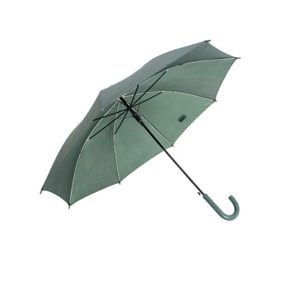 Guarda-chuva verde escuro aberto com cabo curvo