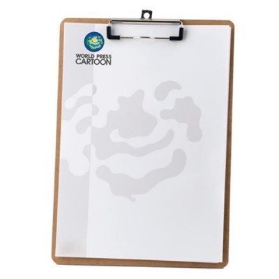 Prancheta de madeira com folha branca e logo WORLD PRESS CARTOON