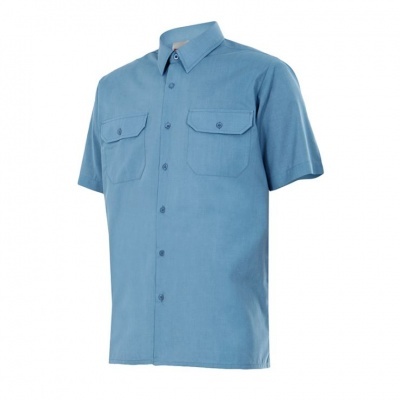 Camisa azul clara de manga curta com bolsos e botões