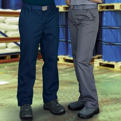 Calças de trabalho azul e cinza em ambiente industrial com tambores azuis