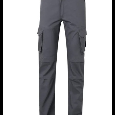 Calças cargo cinzentas com bolsos laterais sobre fundo branco