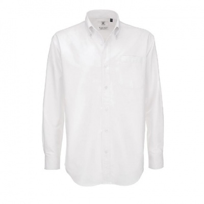 Camisa branca de algodão de manga comprida com bolso ao peito e gola com botões