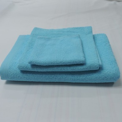 Conjunto de três toalhas de banho azuis claras empilhadas