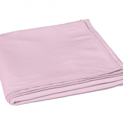 Manta rosa claro dobrada sobre fundo branco