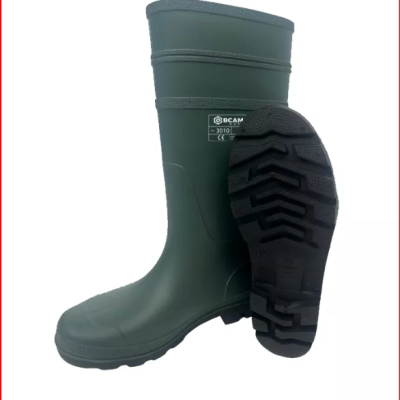 Botas de borracha verdes com sola preta antiderrapante e inscrição BCAM 3010 CE
