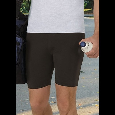 Pessoa com calções pretos justos e t-shirt branca segurando uma garrafa num ambiente exterior