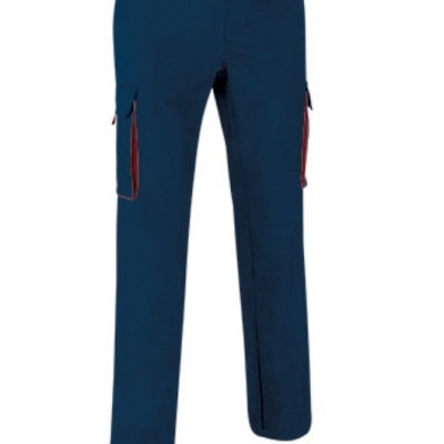 Calças azuis com bolsos laterais vermelhos