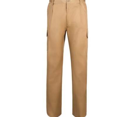 Calças cargo castanhas claras sobre fundo branco