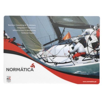 Barco de vela com tripulantes e texto de serviços de TI da NORMÁTICA