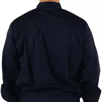 Homem de costas com camisa e calças azul escuro