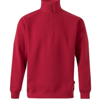 Sweatshirt vermelha com fecho e gola alta sobre fundo branco