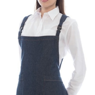 Avental de ganga azul escuro com bolsos frontais e alças pretas ajustáveis