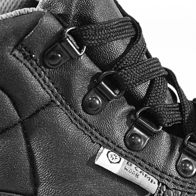 Bota preta de couro com atacadores e etiqueta LE CAMP NORD