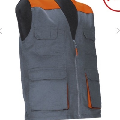 Colete cinza e laranja com múltiplos bolsos e zíper