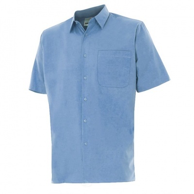 Camisa azul de manga curta com bolso e botões