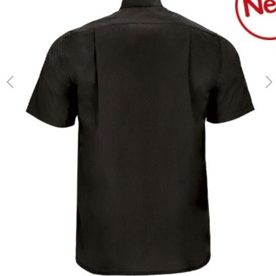 Camisa preta de manga curta vista por trás