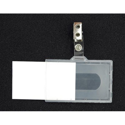 Cartão de identificação transparente com clip metálico e cartão branco inserido.
