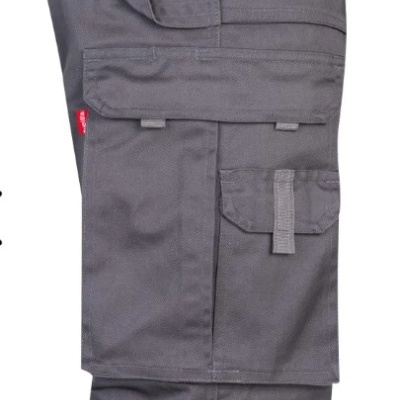 Calça de trabalho cinza escuro com vários bolsos e etiqueta vermelha.